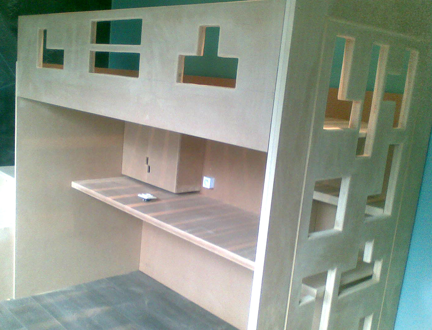 Image d'un lit mezzanine avec bureau fabriqué sur mesure en bois
