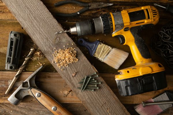Ensemble d'outils de menuisier sur une table de travail d'atelier